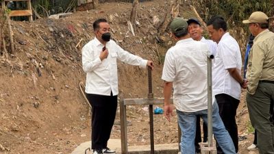 Anggota Komisi V DPR RI Dapil NTB 1 Mori Hanafi meninjau pekerjaan rehabilitasi dan peningkatan jaringan utama irigasi di Desa Cenggu, Kecamatan Belo, Kabupaten Bima, Rabu 9 Oktober 2025. (Iba)