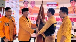 Ketua Dewan Pimpinan Daerah (DPD) Partai Hati Nurani Rakyat (Hanura) Provinsi Nusa Tenggara Barat (NTB) Hamda Dahlan menyerahkan bendera pusaka kepada sejumlah Ketua DPC terpilih di tujuh kabupaten/kota. (Iba)