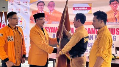 Ketua Dewan Pimpinan Daerah (DPD) Partai Hati Nurani Rakyat (Hanura) Provinsi Nusa Tenggara Barat (NTB) Hamda Dahlan menyerahkan bendera pusaka kepada sejumlah Ketua DPC terpilih di tujuh kabupaten/kota. (Iba)
