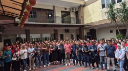 Kepala Cabang PT CKS bersama tim dari Disnakertrans, Diskominfotik dan FWP NTB foto bersama ratusan Calon PMI di BLK Malang. (Iba)