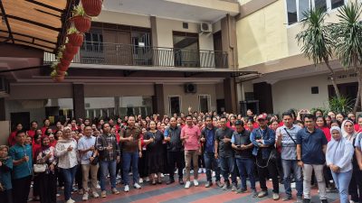 Kepala Cabang PT CKS bersama tim dari Disnakertrans, Diskominfotik dan FWP NTB foto bersama ratusan Calon PMI di BLK Malang. (Iba)