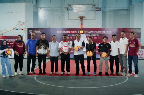 Ajang SIRNAS Seri Lombok 3x3 2025 resmi dimulai hari ini di GOR 17 Desember Turide, Mataram. Ratusan atlet dari berbagai daerah langsung bersaing di kategori U-16 dan U-18 Putra–Putri, menandai pembukaan salah satu seri paling penting dalam kalender nasional 3x3 Indonesia. (Iba)