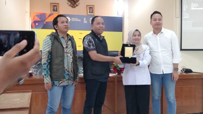 Plt. Kepala UPT LTSA Jawa Timur, sekaligus Kabid Penempatan dan Perluasan Kesempatan Kerja Disnakertrans Jatim, Purwanti Utami menerima plakat dari tim Disnakertrans NTB, Rabu 12 November 2025. (Iba)