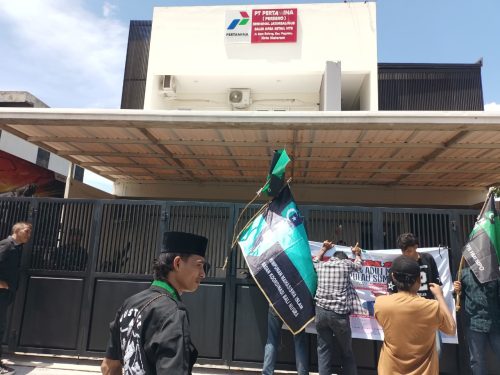 Massa aksi dari HMI Badko Bali Nusra menggelar aksi di kantor Pertamina Sales Area Wilayah NTB, Selasa 23 Desember 2025 di Mataram. (Iba)