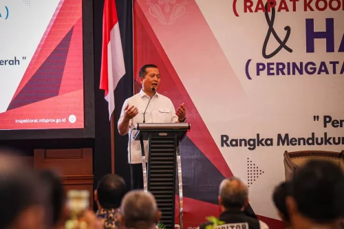 Gubernur Iqbal saat membuka Rapat Koordinasi Pengawasan Daerah Pemerintahan (Rakorwasda) yang dirangkaikan dengan Peringatan Hari Anti Korupsi Sedunia (Hakordia) 2025, di Hotel Lombok Raya, Mataram, Kamis (11/12). (Iba/Ist)