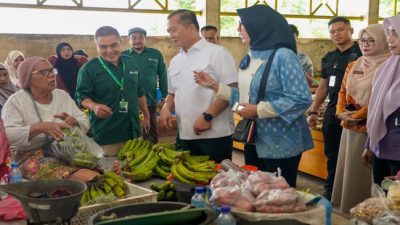 Gubernur Nusa Tenggara Barat (NTB), Lalu Muhamad Iqbal, mengimbau para pedagang di Pasar Tradisional Dasan Agung, Kota Mataram, untuk memanfaatkan teknologi pembayaran digital melalui Quick Response Code Indonesian Standard (QRIS). Pemanfaatan QRIS dinilai mampu meningkatkan efisiensi transaksi sekaligus memperluas akses layanan keuangan bagi pedagang pasar. (Iba/Ist)