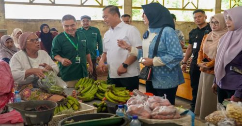 Gubernur Nusa Tenggara Barat (NTB), Lalu Muhamad Iqbal, mengimbau para pedagang di Pasar Tradisional Dasan Agung, Kota Mataram, untuk memanfaatkan teknologi pembayaran digital melalui Quick Response Code Indonesian Standard (QRIS). Pemanfaatan QRIS dinilai mampu meningkatkan efisiensi transaksi sekaligus memperluas akses layanan keuangan bagi pedagang pasar. (Iba/Ist)