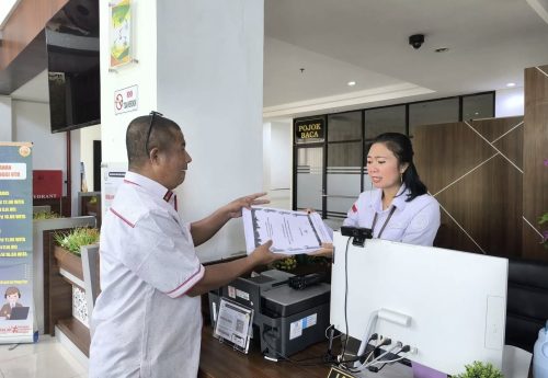 Ketua Fraksi PAN DPRD Bima Rafidin saat melaporkan Ketua DPRD Bima ke Kejati NTB soal bagi-bagi Pokir untuk tahun anggaran 2026. (Iba/Ist)