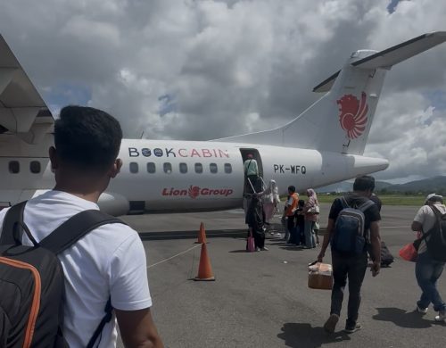Sejumlah penumpang sedang menaiki pesawat wing air untuk penerbangan Bima-Lombok. (Iba)