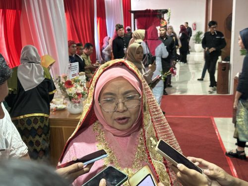 Ketua DPRD NTB Baiq Isvie Ruparda usai menggelar paripurna dalam rangka peringatan HUT NTB ke-67 di kantor Gubernur NTB, Selasa 16 Desember 2025. (Iba/Ist)