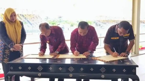 Gubernur Bali I Wayan Koster, Gubernur Nusa Tenggara Barat (NTB) Lalu Muhamad Iqbal, dan Gubernur Nusa Tenggara Timur (NTT) Emanuel Melkiades Laka Lena, menandatangani Memorandum of Understanding (MoU) kerja sama tiga provinsi disaksikan Wakil Gubernur NTB Indah Dhamayanti Putri di Sirkuit Internasional Pertamina Mandalika, Lombok Tengah, Selasa (25/11/2025). (Iba/Ist)