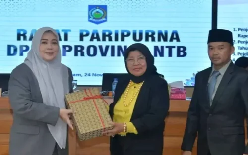 Wakil Gubernur NTB bersama Ketua DPRD NTB Baiq Isvie Rupaeda usa menggelar rapar paripurna, Senin 24 November 2025. (Iba/Ist)