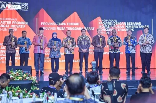 Penjabat (Pj) Sekda Provinsi NTB Lalu Mohammad Faozal (dua dari kiri) menerima penghargaan dari ajang Innovation Government Awards (IGA) 2025. (Iba/Ist)