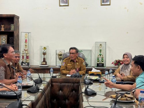 Kadis Kominfotik Kota Bima Muhammad Hasim saat menerima awak media dari Forum Wartawan Parlemen NTB, Senin 22 Desember 2025 di ruang kerjanya. (Fen)