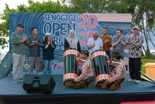 Wakil Gubernur Nusa Tenggara Barat (NTB), Indah Dhamayanti Putri, secara resmi membuka ajang Senggigi Open Surfing 2025 yang digelar di Pantai Senggigi, Lombok Barat, Jumat (12/12). Kegiatan ini menjadi bagian dari rangkaian peringatan Hari Ulang Tahun ke-76 Provinsi NTB sekaligus momentum untuk menghidupkan kembali daya tarik Senggigi sebagai destinasi wisata unggulan. (Iba)