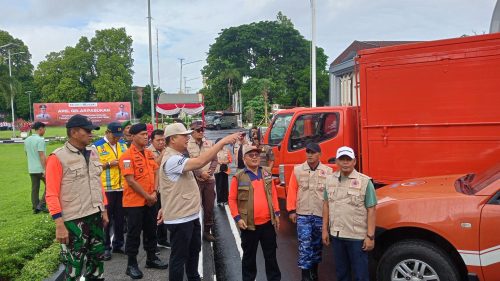 Gubernur NTB, Lalu Muhamad Iqbal sedang mengecek armada menghadapi bencana hidrometeorologi dalam apel siaga bencana 2025 di lapangan Bumigora Kantor Gubernur NTB, Jumat (28/11/2025). (Iba)