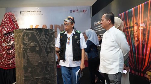 Gubernur Nusa Tenggara Barat (NTB), Lalu Muhamad Iqbal, didampingi Kepala Museum NTB Ahmad Nuralam mengunjungi pameran temporer bertajuk “Kain dan Diplomasi Budaya” dalam rangka peringatan Hari Ulang Tahun (HUT) ke-44 Museum Negeri NTB, Jumat (23/1/2026). (Iba)