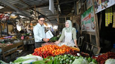 Petugas Bank NTB Syariah saat berbincang dengan pelau pasar tradisional di Kota Mataram. (Iba)