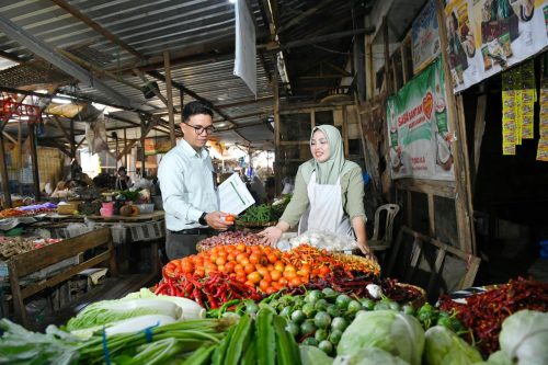 Petugas Bank NTB Syariah saat berbincang dengan pelau pasar tradisional di Kota Mataram. (Iba)