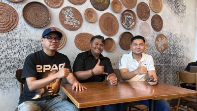 Penasehat Hukum Muhammad Adnan, Supardin Siddik (tengah) bersama Efan Limantika didampingi penasehat hukumnya saat konferensi pers bersama di Starbucks Epicentrum Mall, Selasa 27 Januari 2026. (Iba)