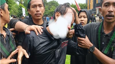 Seorang kader HMI berlumuran d*r*h di wajahnya diduga bentrok dengan polisi saat melakukan aksi unjuk rasa di kantor Bupati Lombok Timur, Kamis 22 Januari 2026. (Iba)