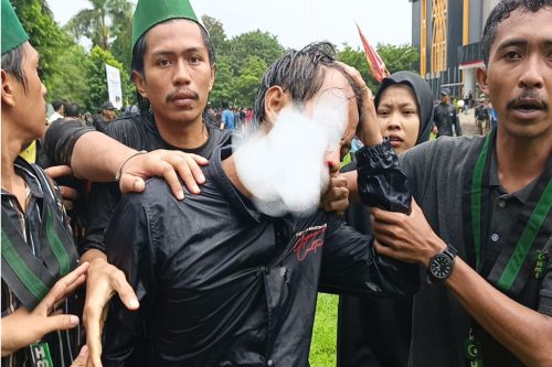 Seorang kader HMI berlumuran d*r*h di wajahnya diduga bentrok dengan polisi saat melakukan aksi unjuk rasa di kantor Bupati Lombok Timur, Kamis 22 Januari 2026. (Iba)