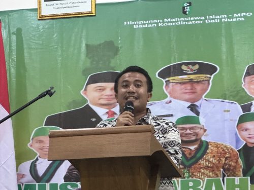 Anggota DPRD NTB Marga Harun yang juga alumni HMI saat memberikan sambutan pada acara Musda HMI Badko Bali Nusra yang digelar, Rabu 14 Januari 2025 di Svarga Resort Sengggi Lombok Barat. (Iba)