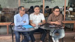 Anggota DPRD NTB Efa Limantika bersama kuasa hukumnya Rusdiansyah dan Apriyadin saat menggekar konferensi pers, Minggu 25 Januari 2026 di Mataram. (Iba)