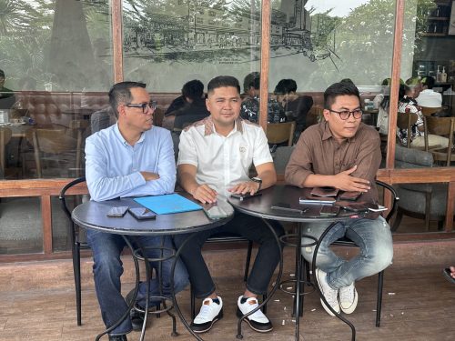 Anggota DPRD NTB Efa Limantika bersama kuasa hukumnya Rusdiansyah dan Apriyadin saat menggekar konferensi pers, Minggu 25 Januari 2026 di Mataram. (Iba)