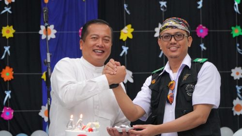 Gubernur NTB Lalu Muhamad Iqbal bersama Kepala Museum Negeri NTB Ahmad Nuralam merayakan HUT museum ke-44. (Iba)