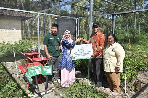 Bank NTB Syariah secara resmi menyerahkan bantuan Tanggung Jawab Sosial Perusahaan (CSR) berupa fasilitas Nursery Farm (Kebun Bibit) kepada Pemerintah Kabupaten Sumbawa. (Iba)