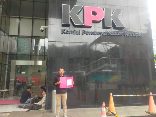 Pelapor memperlihatkan tanda terima laporan dari KPK Jakarta. (Iba)