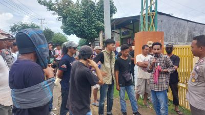 Puluhan massa aksi menggelar demonstrasi di depan kantor Desa Sanolo Kabupaten Bima. (Iba)