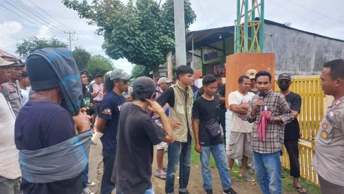 Puluhan massa aksi menggelar demonstrasi di depan kantor Desa Sanolo Kabupaten Bima. (Iba)