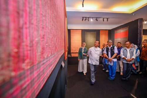 Gubernur NTB Lalu Muhamad Iqbal saat meninjau pameran di Museum Negeri NTB didampingi Kepala Museum Ahmad Nuralam beberapa waktu lalu. (Iba)