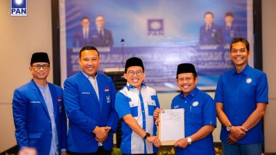 Ketua DPD PAN Kota Mataram Dwi Jaya Saputra didampingi Sekretaris Ahmad Azhari Gufron menerima SK dari Ketua DPD I PAN NTB Lalu Ahmad Zaini. (Iba)