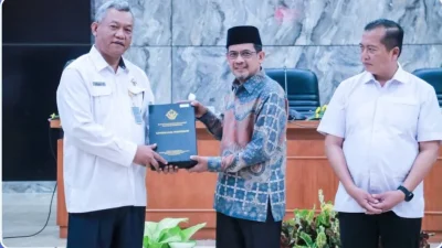 Wakil Ketua DPRD NTB Yek Agil bersama Gubernur NTB Lalu Muhamad Iqbal menerima LHP BPK Perwakilan NTB. (Iba)