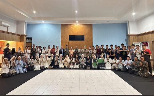 Formateur/Ketua Umum HMI MPO Cabang Mataram terpilih Hakim Bima Persada bersama seluruh kader HMI Mataram dan alumni menggelar buka puasa bersama di aula Miseum Negeri NTB, Jumat 26 Februari 2026. (Iba)