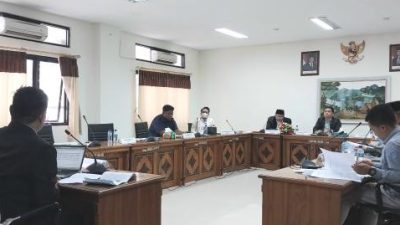 Komisi I DPRD NTB dipimpin Mohammad Akri menggelar seleksi penetapan Calon Komisioner Komisi Informasi Nusa Tenggara Barat (KI NTB) periode 2026-2030. (Iba)