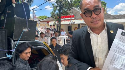 Massa aksi dari Pedang NTB saat menggelar demonstrasi di depan kantor DPD Gerindra - Ketua OKK Gerindra NTB Sudirsah Sujanto memperlihatkan menerima tuntutan massa aksi, Senin 30 Maret 2026 di Mataram. (Iba)