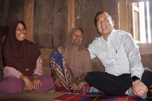 Gubernur NTB Lalu Muhamad Iqbal menyambangi masyarakat Donggo Bima. (Iba)