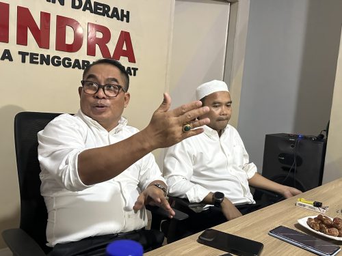 Ketua Komisi IV DPRD NTB Sudirsah Sujanto yang juga Ketua Fraks Gerindra didampingi Wakil Ketua DPRD NTB Lalu Wirajaya saat menggelar konferensi pers, Senin 9 Maret 2026 di kantor DPD Gerindra NTB di Mataram. (Iba)