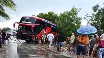 Kondisi PO Bus Mulia Jaya kecelakaan di Sumbawa. (Iba/Ist)