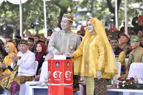 Gubernur Lalu Muhamad Iqbal dan Wakil Gubernur NTB Indah Dhamayantib Putri memperingati HUT NTB tahun lalu. (Iba)