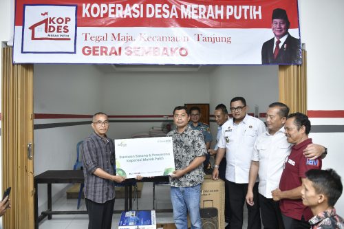 PT Bank NTB Syariah menunjukkan komitmen nyatanya dalam mendukung penguatan ekonomi desa melalui penyerahan bantuan sosial dan kemaslahatan kepada 10 Koperasi Desa Merah Putih (KDMP) Percontohan di seluruh wilayah Nusa Tenggara Barat. (Iba)
