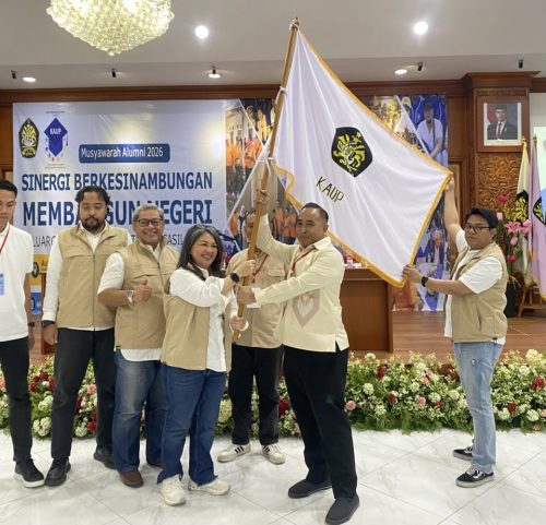 Mori Hanafi menerima bendera pusaka dari presidium sidang musyawarah alumni KAUP 2026. (Iba)
