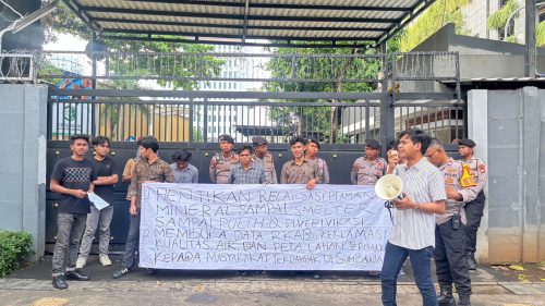 Puluhan massa aksi dari Kamnas saat menggelar demonstrasi di depan kantor Kementerian ESDM. (Iba)