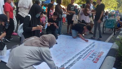 Ratusan masyarakat NTB menandatangani petisi agar Gubernur NTB Lalu Muhamad Iqbal dipanggil di kasus dana siluman yang sedang bergulir di Pengadilan Tipikor Mataram. (Iba)