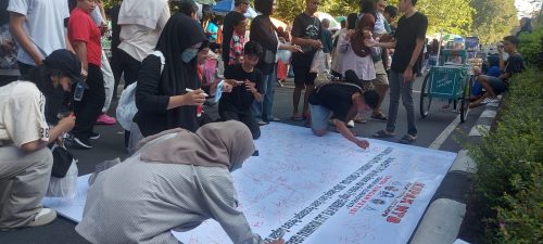 Ratusan masyarakat NTB menandatangani petisi agar Gubernur NTB Lalu Muhamad Iqbal dipanggil di kasus dana siluman yang sedang bergulir di Pengadilan Tipikor Mataram. (Iba)