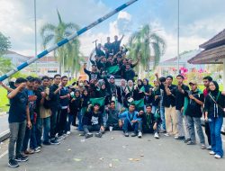 Puluhan massa aksi dari Himpunan Mahasiswa Islam Cabang Mataram menggelar aksi di halaman kantor Gubernur NTB, Jumat 17 April 2026. (Iba)